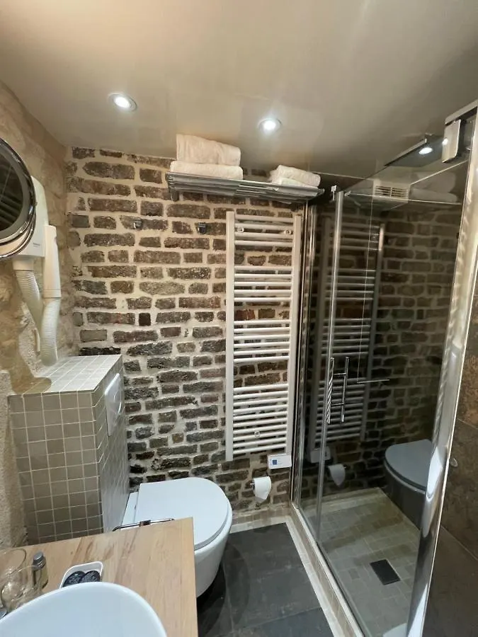 Cinq Diamants, Neuf Equipe Apartment *
